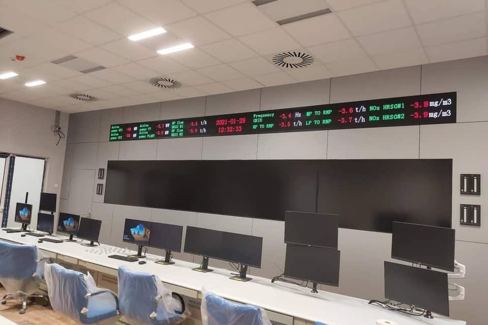 Combined-cycle plant control room with operator consoles and overview display