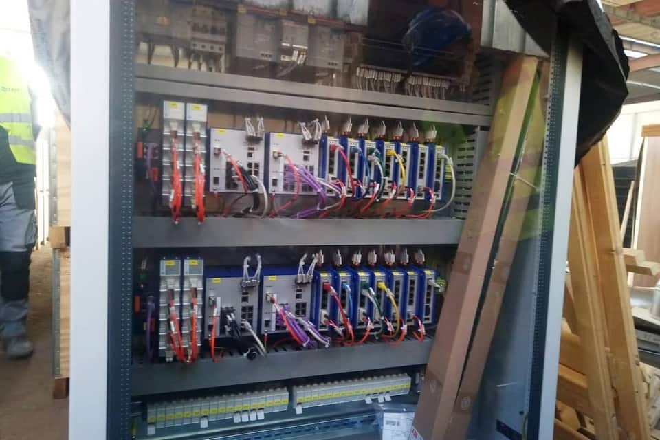 Control cabinet with redundant industrial Ethernet switches