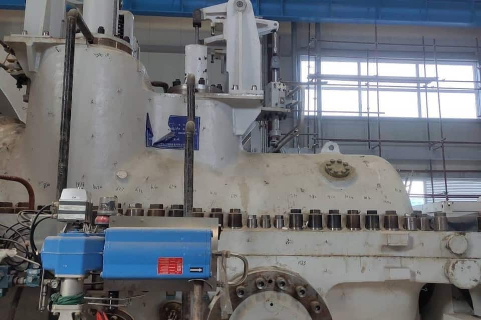 Steam turbine casing with control valve actuator