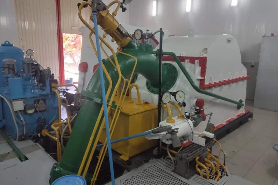 Hydro turbine and generator set in the machine hall