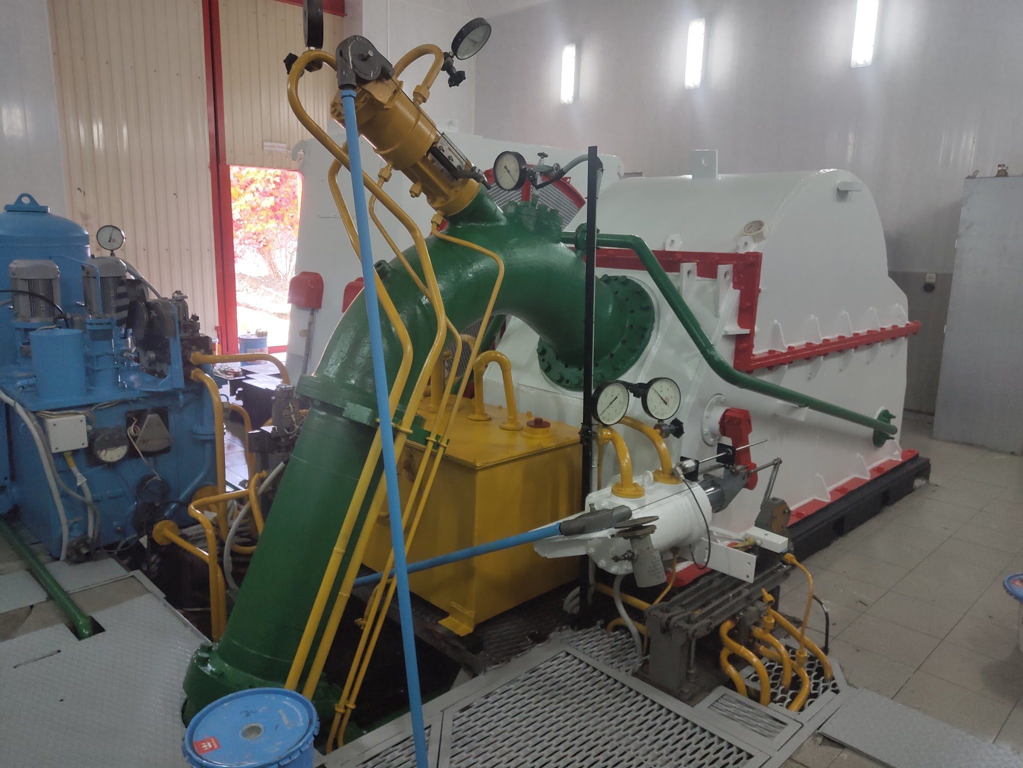 Steam turbine and generator set, machine hall